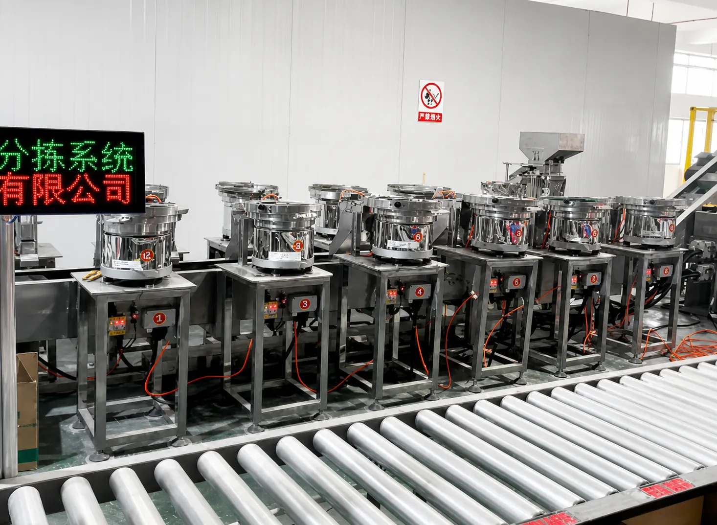 Aligned hardware feeding units beside a roller conveyor