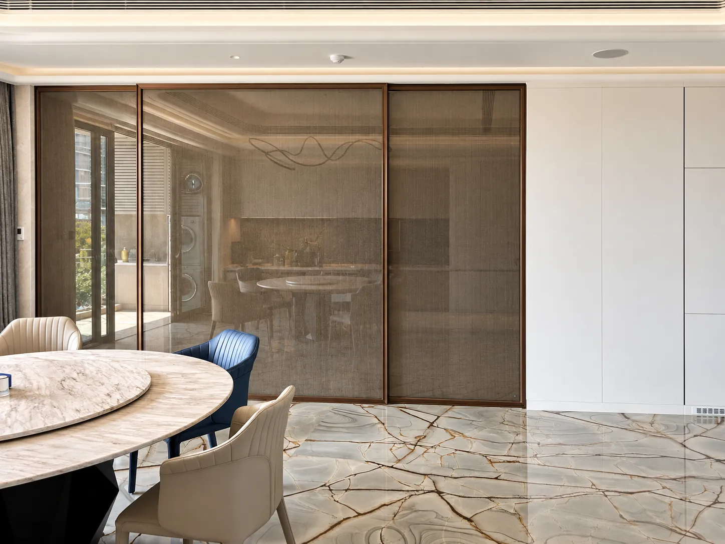 Dining threshold | A sliding glass plane