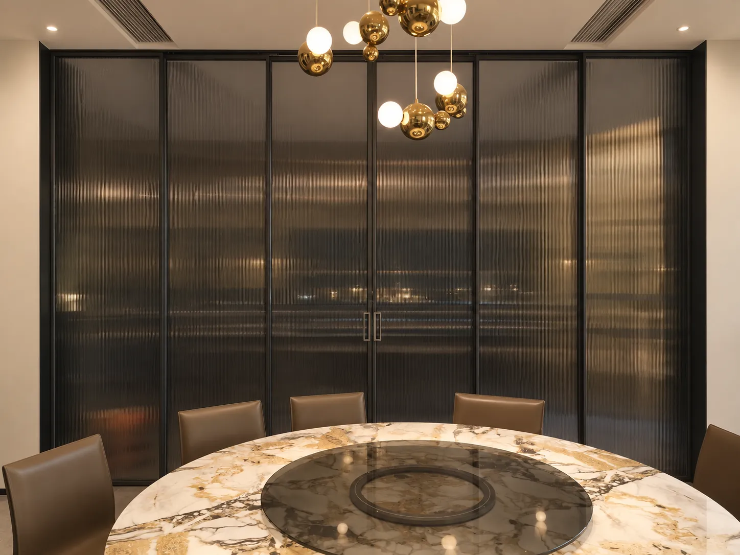 Dining | A screen with a changing presence