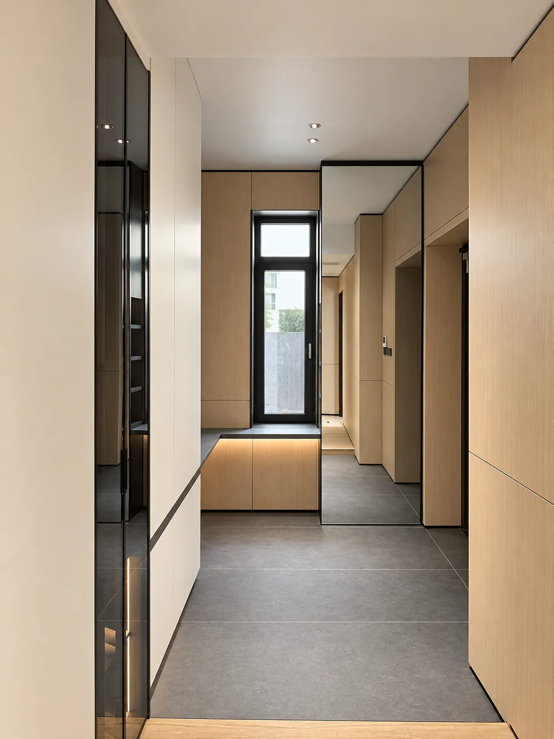 Entrance | Storage along the arrival route